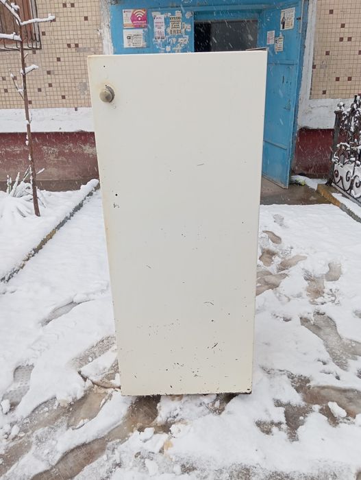 Срочно продаю холодильник в хорошем состоянии заводской