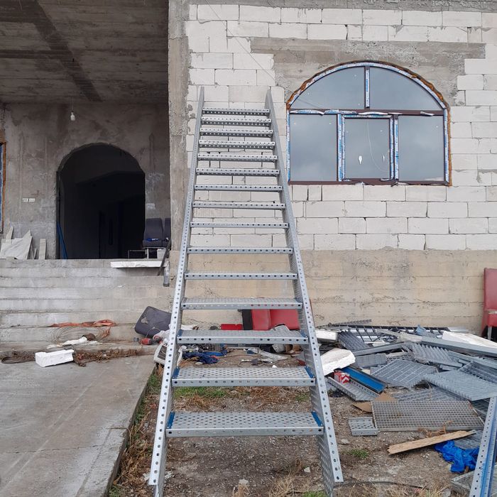 Scara metalica zincata neoxidabila