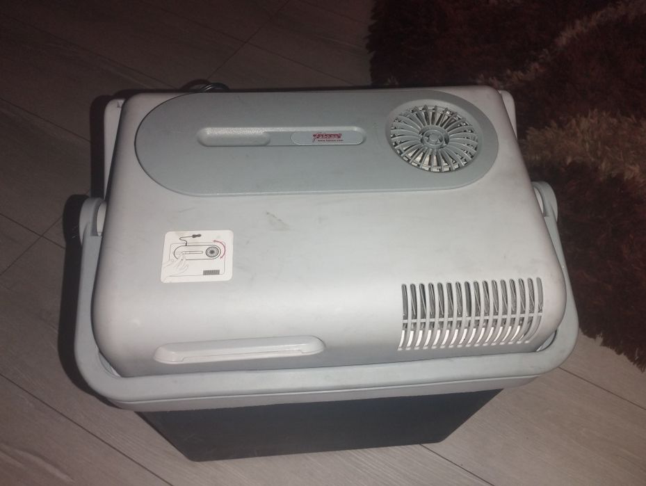 Vând lada frigorifica auto