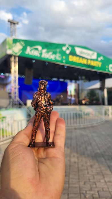 Статуэтка Виктора Цоя