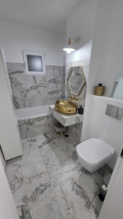 Inchiriez apartament 3 camere.