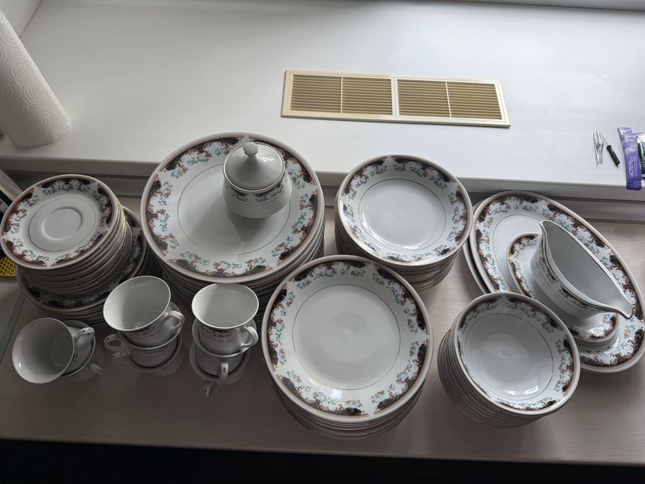 Продам сервиз столово чайный на 12 персон