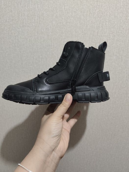 Продам детские кожаные ботинки