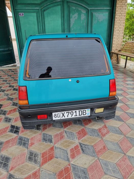 Avtomobil Tico zur holatda Mashina Yurib turibdi yaxshi mashina urilma