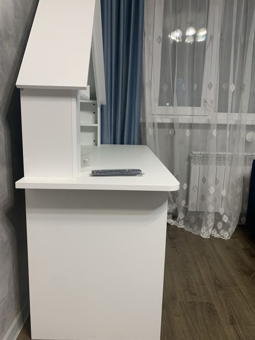 Продам стол в виде домика детский