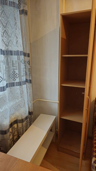 Девушке  в надёжном доме