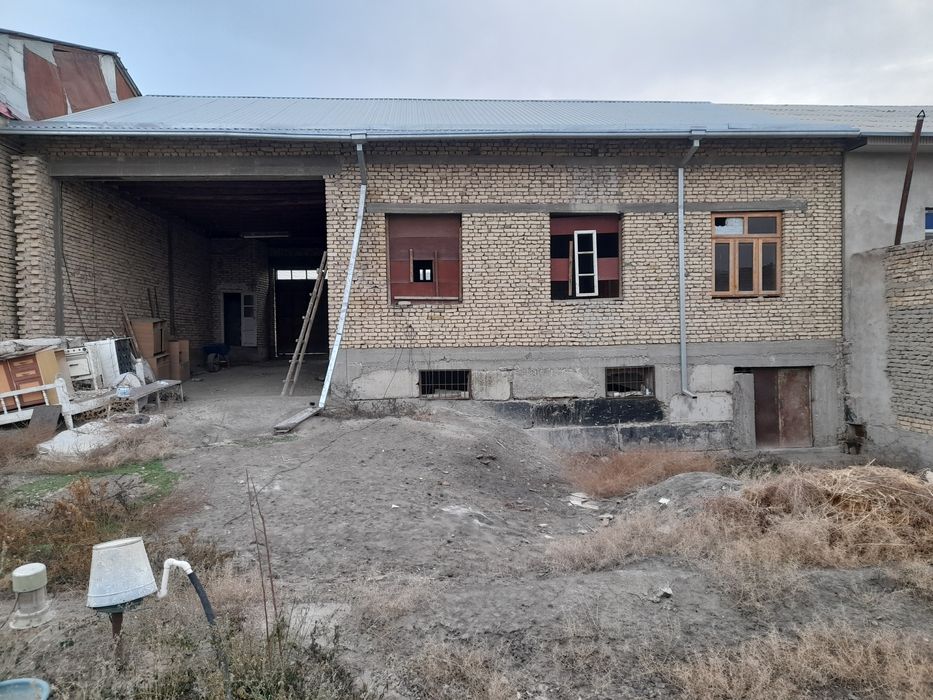 Qurilishi tugallanmagan hovli