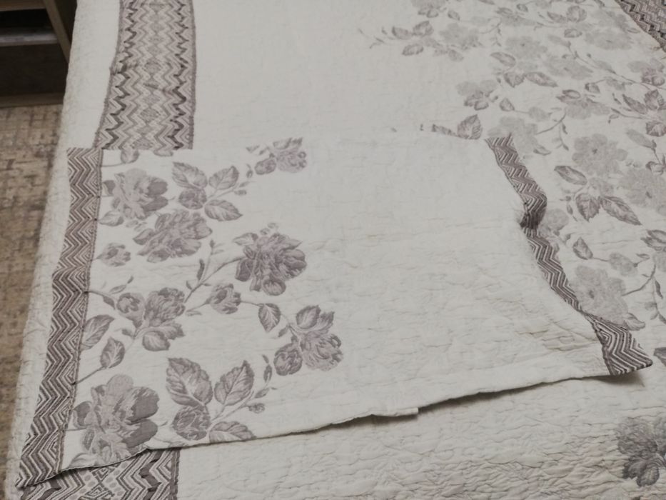 Продам покрывало на кровать.