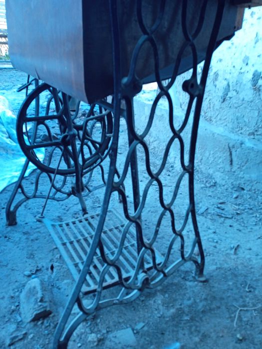 Антиквариат. Швейная машина "Подольск". На ажурных чугунных ножках.