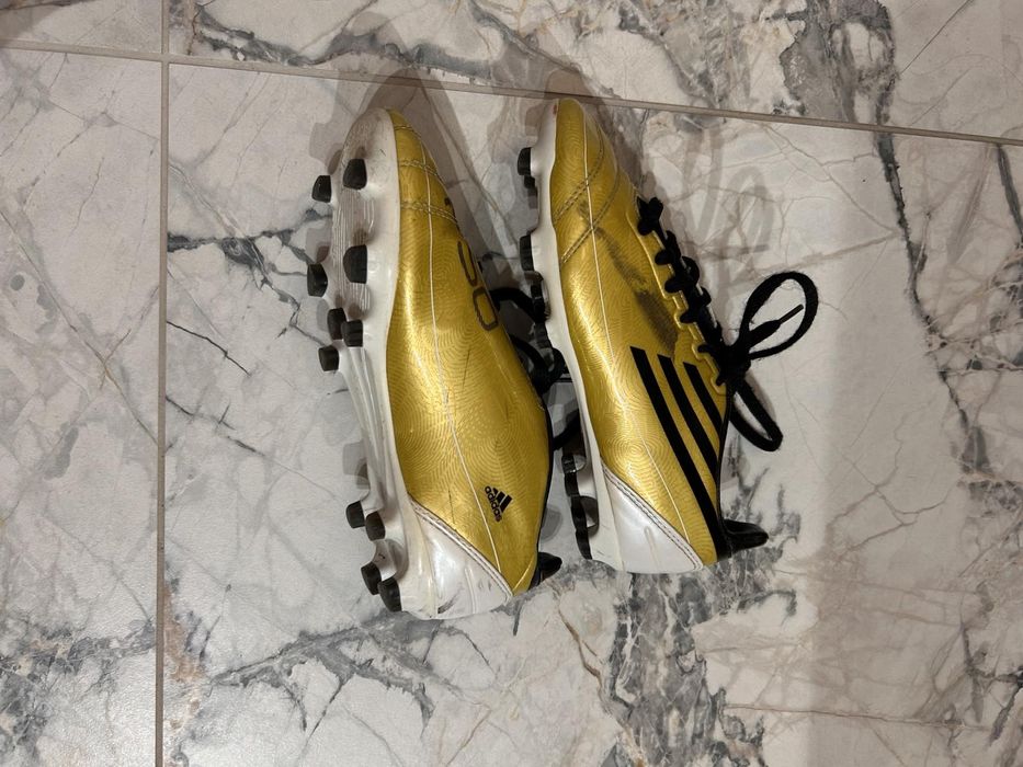 Бутони маратонки за футбол Адидас