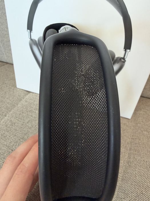 AirPods Max Gen 1 (Lightning port)