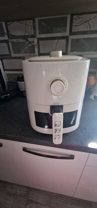 Vand air fryer  foarte putin folosit
