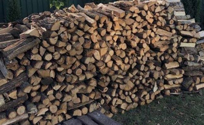 Колка дров в Костанае