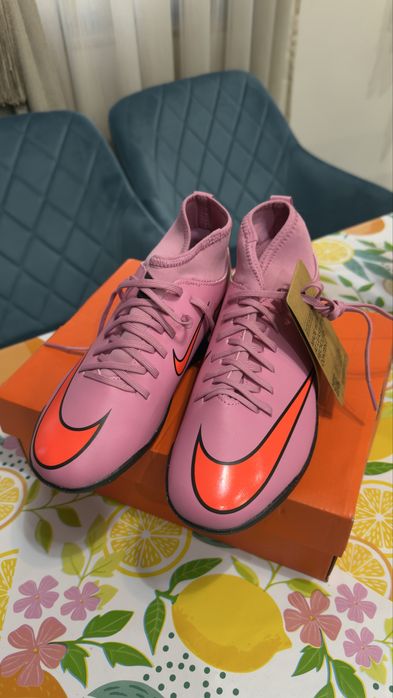 Чисто нови обувки за футбол