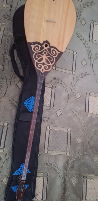 Продам домбыру,с чехлом!