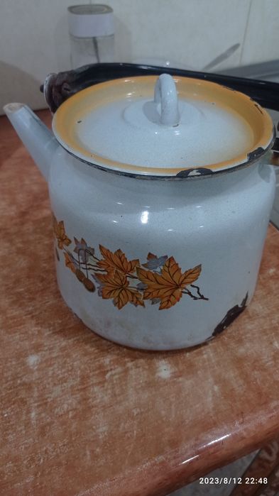 Эмалированный чайник.