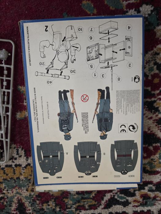 Machetă soldați, cu planul de construire