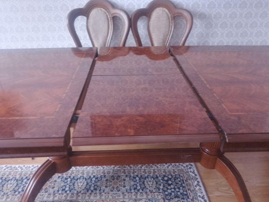 Стол со стульями в гостинную.