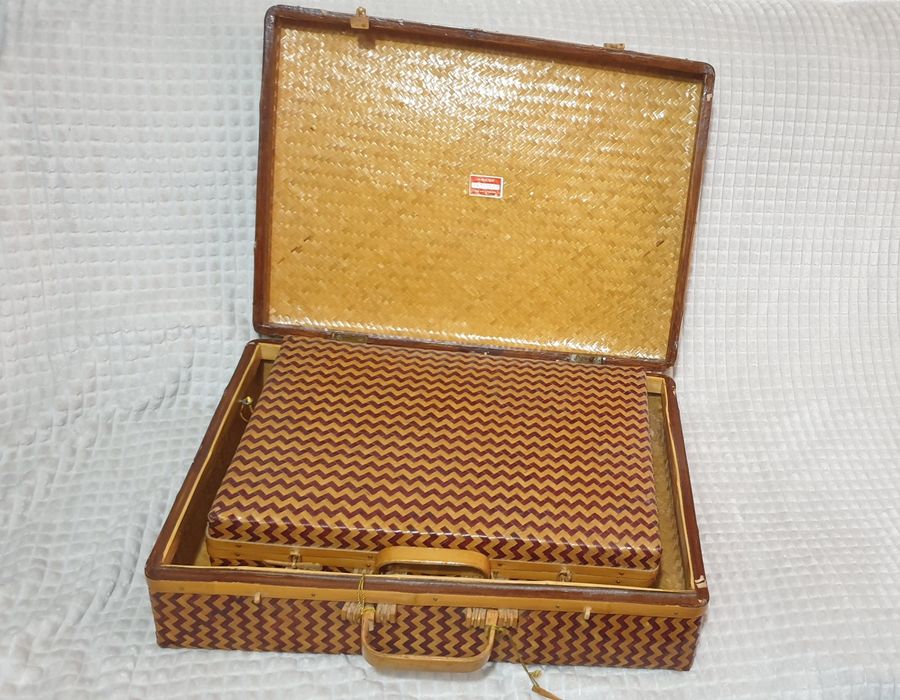 Чифт екзотични плетени куфари.