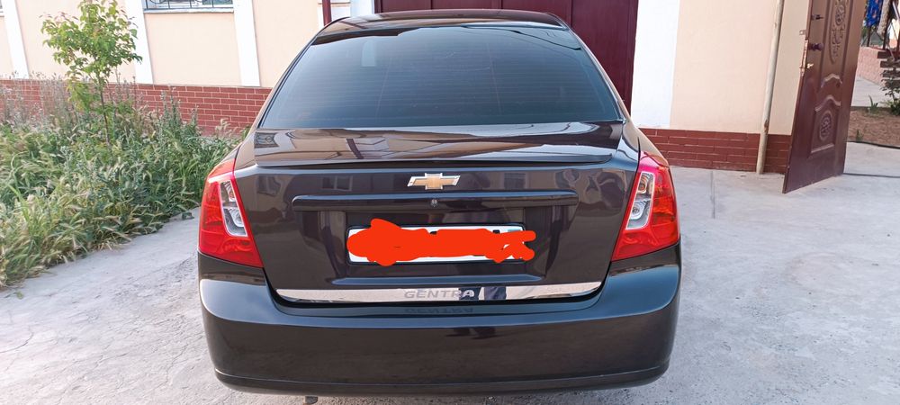 Gentra lasetti mashina sotiladi