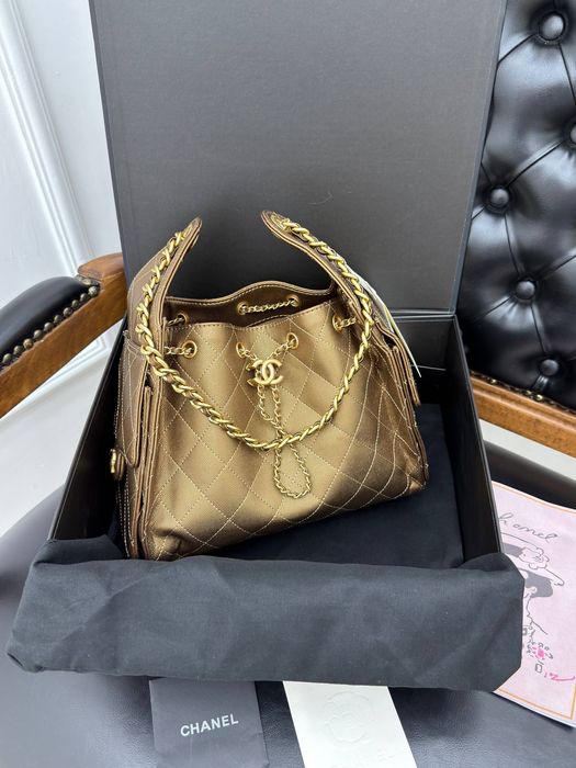 Луксозна Дамска Чанта Chanel – Елегантност и Непреходен Стил
