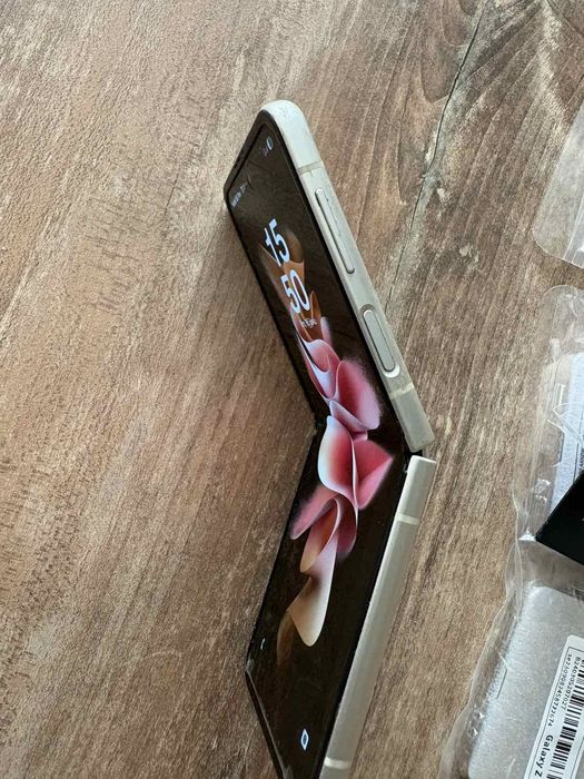Samsung galaxy Z flip 3 5g cream