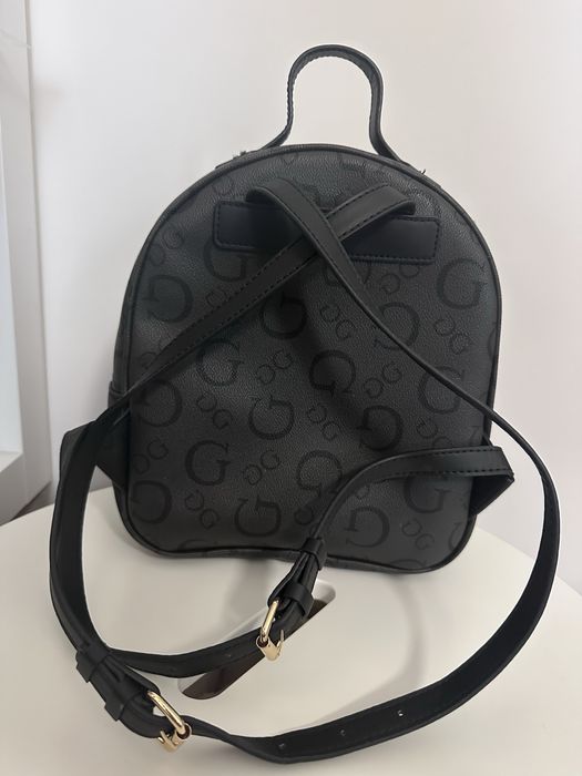 Дамска кожена раница Guess Maxina