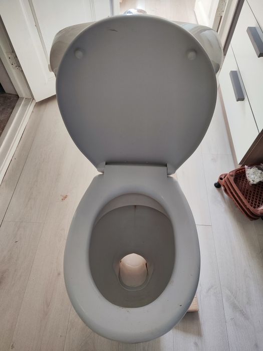 Продам унитаз с бочком