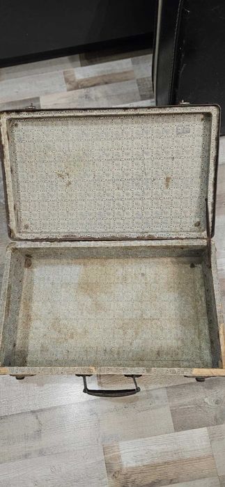 стар куфар подходящ за декор