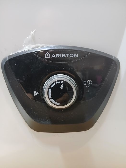 Vând instant pe gaz marca ARISTON