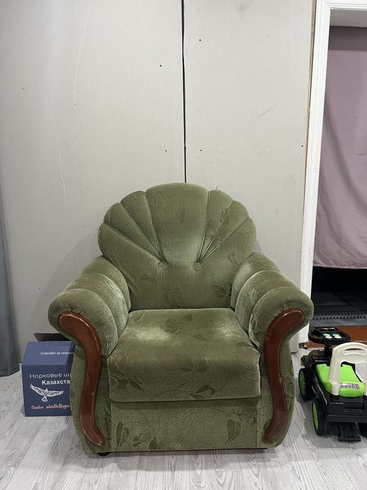 Продам диван и одно кресло за 12 тысяч тенге