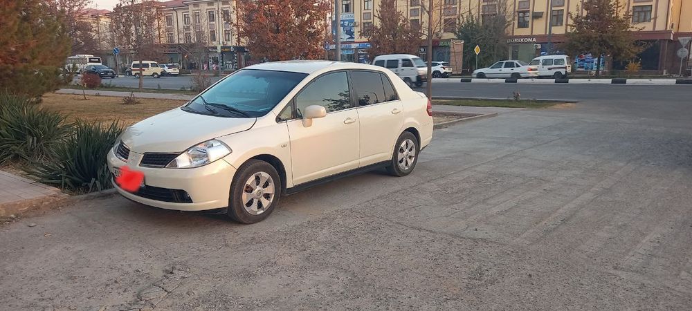 Nissan Tiida sotiladi. Holati yahshi.