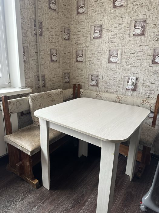 Продам стол и кухонный уголок