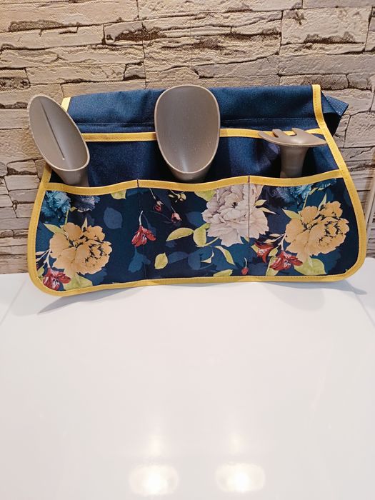 Сумка садовая с инструментами.