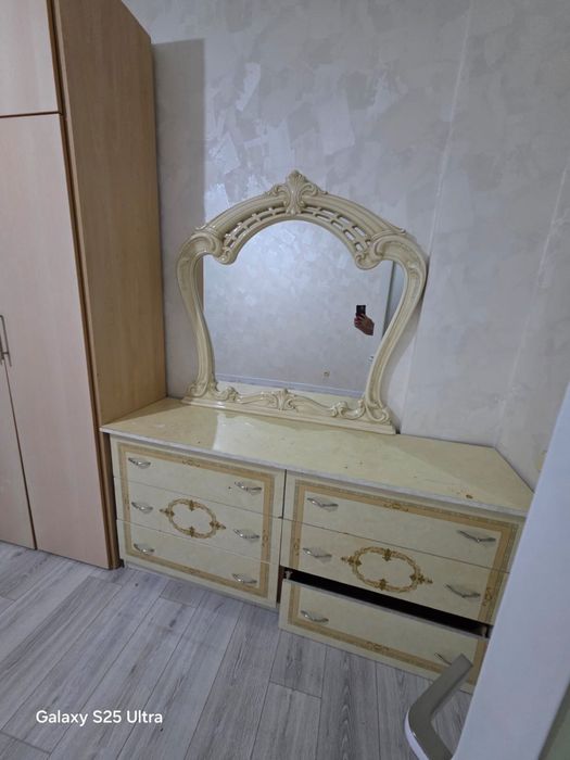 Продам туалетный столик