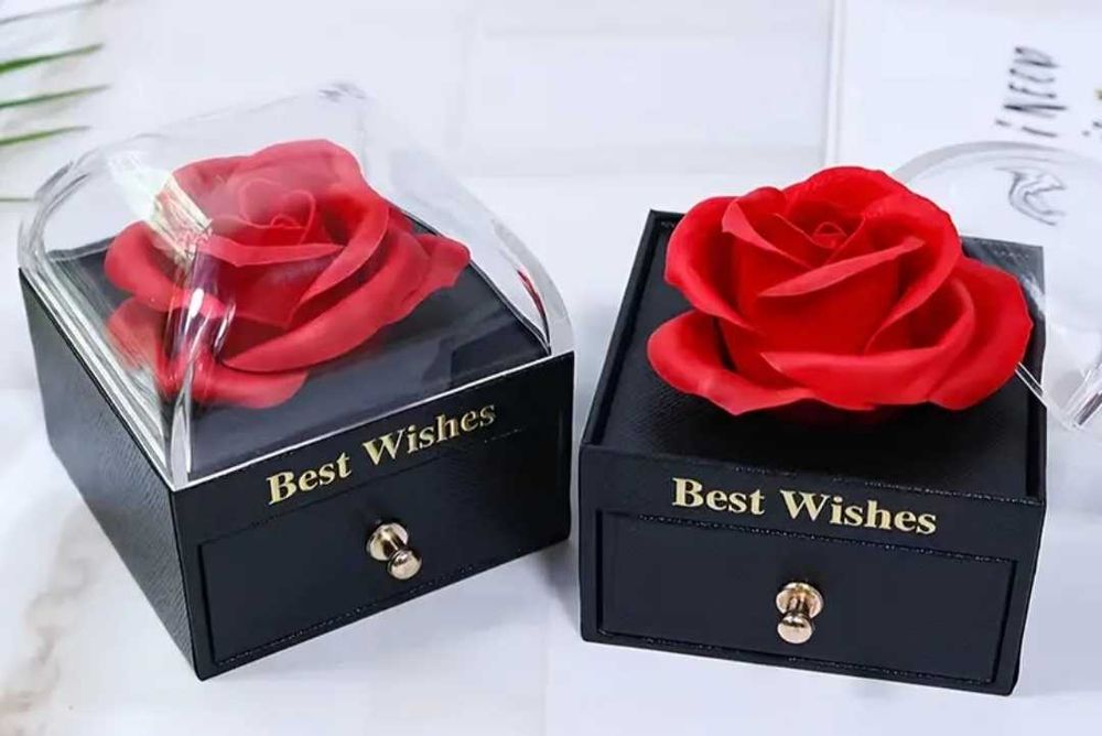 Колие с роза, подарък за жена