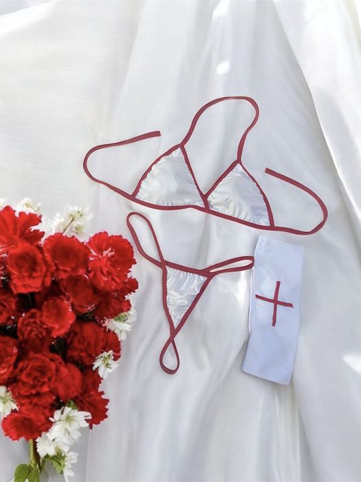 Откровенный костюм мед сестры