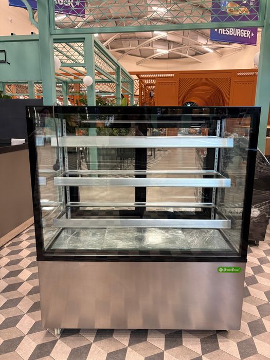 Vitrina cofetarie si masa rece stare impecabila