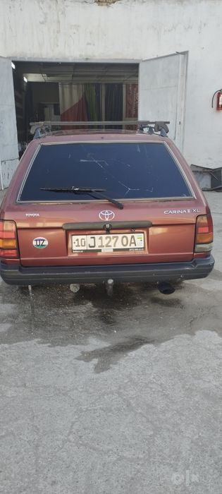 Машина TOYOTA Carina