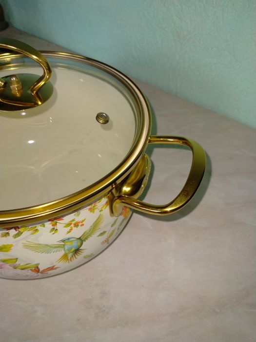 Продам кастрюлю объем 20 см