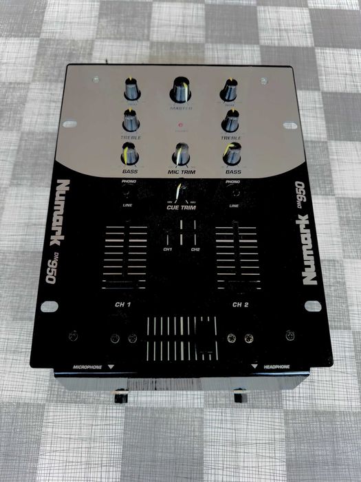 DJ set - два грамофона Numark TT1610 и миксер Numark DM950.
