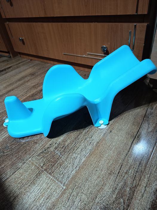 Vând suport pentru baie bebe-50ron,cadou la achiziție 5 hăinuțe fetița