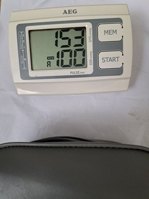 Tensiometru AEG cu husa de piele