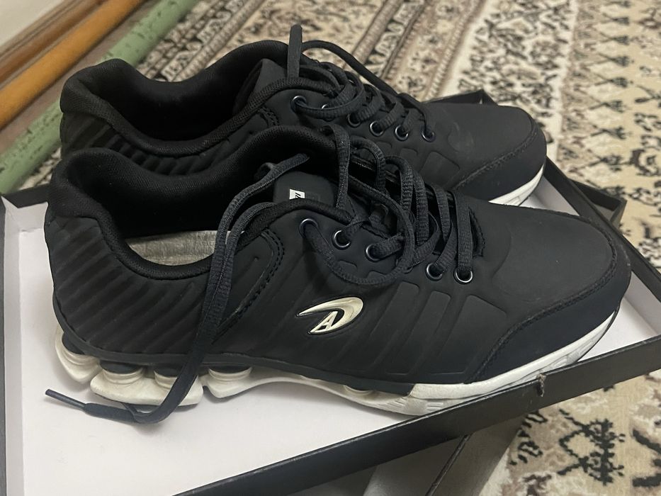 Новые очень красивые кроссовки размер 42 43 надо мерить