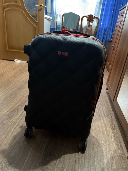 Продаю чемодан среднего размера