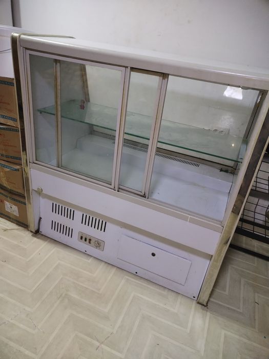 Продам витринный холодильник