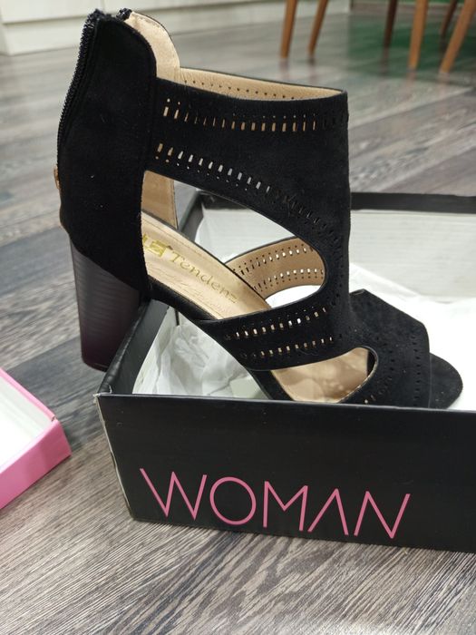 Дамски сандали със ток