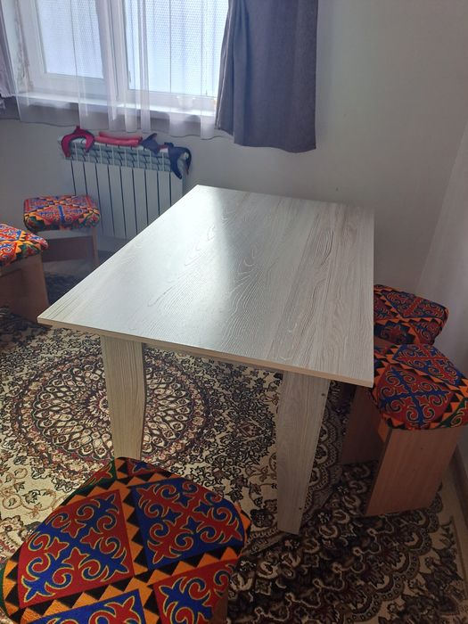 Продам столик в хорошим состояние