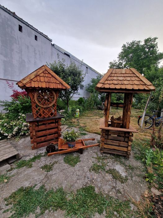 Fantana decorativa din lemn pentru gradina