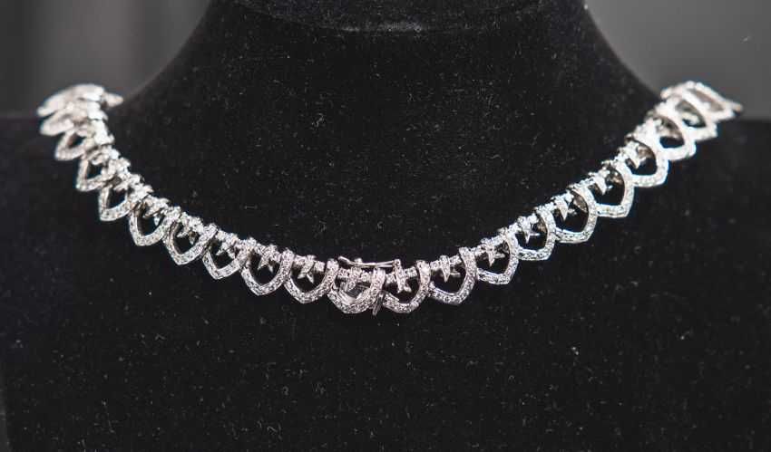 Excepțional colier din aur alb, decorat cu smaralde și diamante